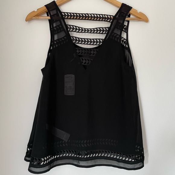 Lovely tank top in black with lace detailing on the shoulders. - Picture 3 of 4